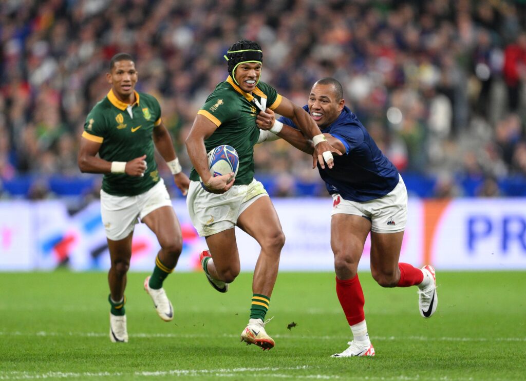 Cheslin Kolbe lanciato in meta durante il quarto di finale con la Francia